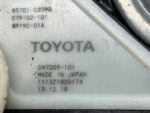 COROLLA E21 ELEKTRYCZNY PODNOŚNIK SZYBY DRZWI TYLNYCH LEWY TYŁ 85701-02090 - obrazek 4
