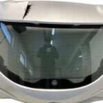 COROLLA E21 HATCHBACK SZYBA KLAPY TYLNEJ POKRYWY BAGAŻNIKA CIEMNA RYSY