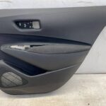 COROLLA E21 LIFT KOMBI BOCZEK TAPICERKA DRZWI TYLNYCH PRAWY TYŁ MATERIAŁ