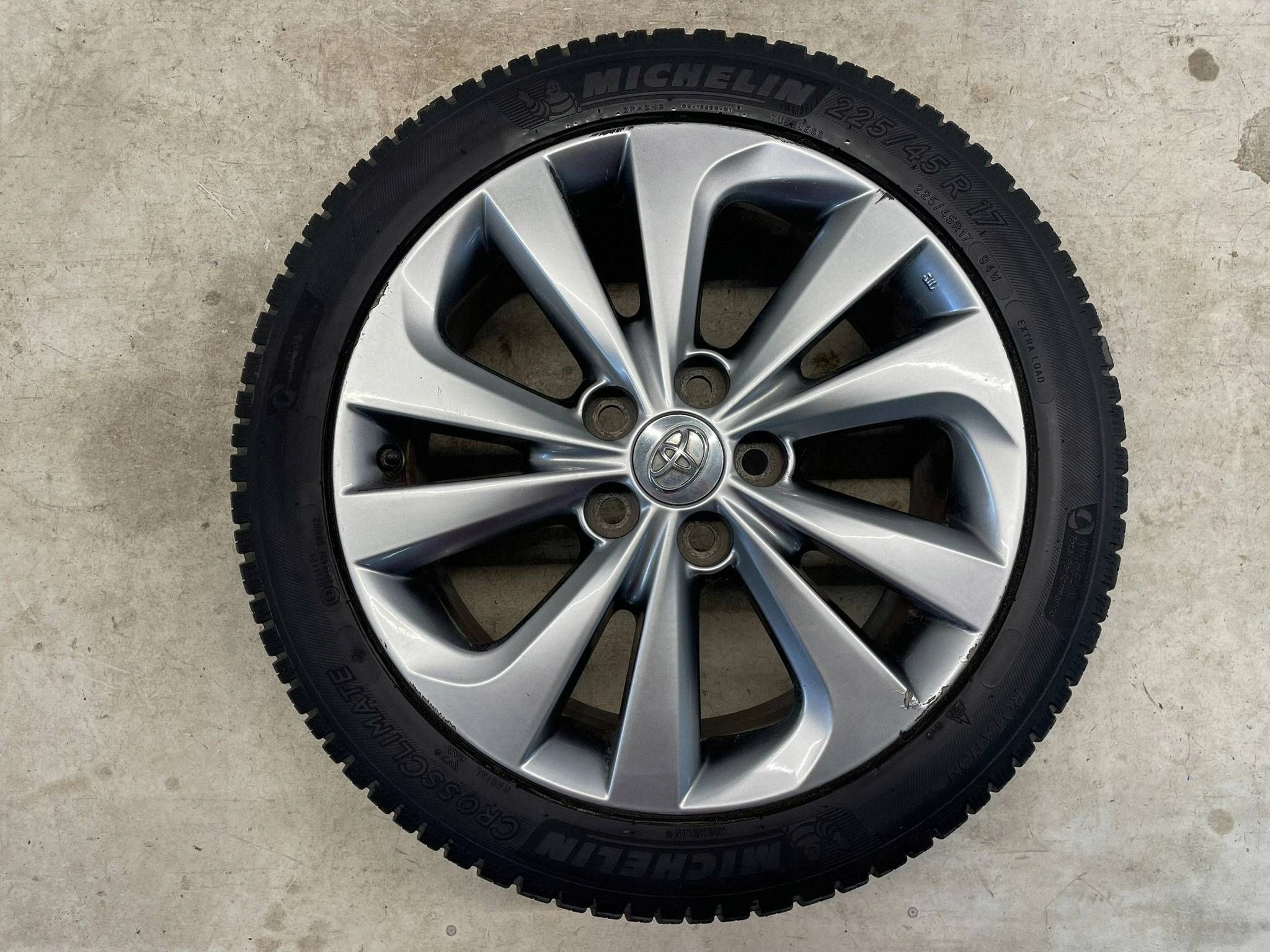 allegro-13c35ff2b558469e7c148b7f AURIS II KOŁO FELGA ALUMINIOWA OPONA CZUJNIK CIŚNIENIA 225/45R17 7J 17 CALI - obrazek 1