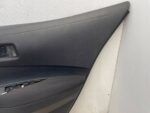 COROLLA E21 HATCHBACK BOCZEK TAPICERKA DRZWI TYLNYCH PRAWY TYŁ MATERIAŁ - obrazek 3