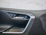 RAV4 V BOCZEK TAPICERKA DRZWI PRZEDNICH LEWY PRZÓD SKÓRA BIAŁA NIĆ - obrazek 4