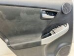 PRIUS III LIFT BOCZEK TAPICERKA DRZWI TYLNYCH LEWY TYŁ JBL - obrazek 4