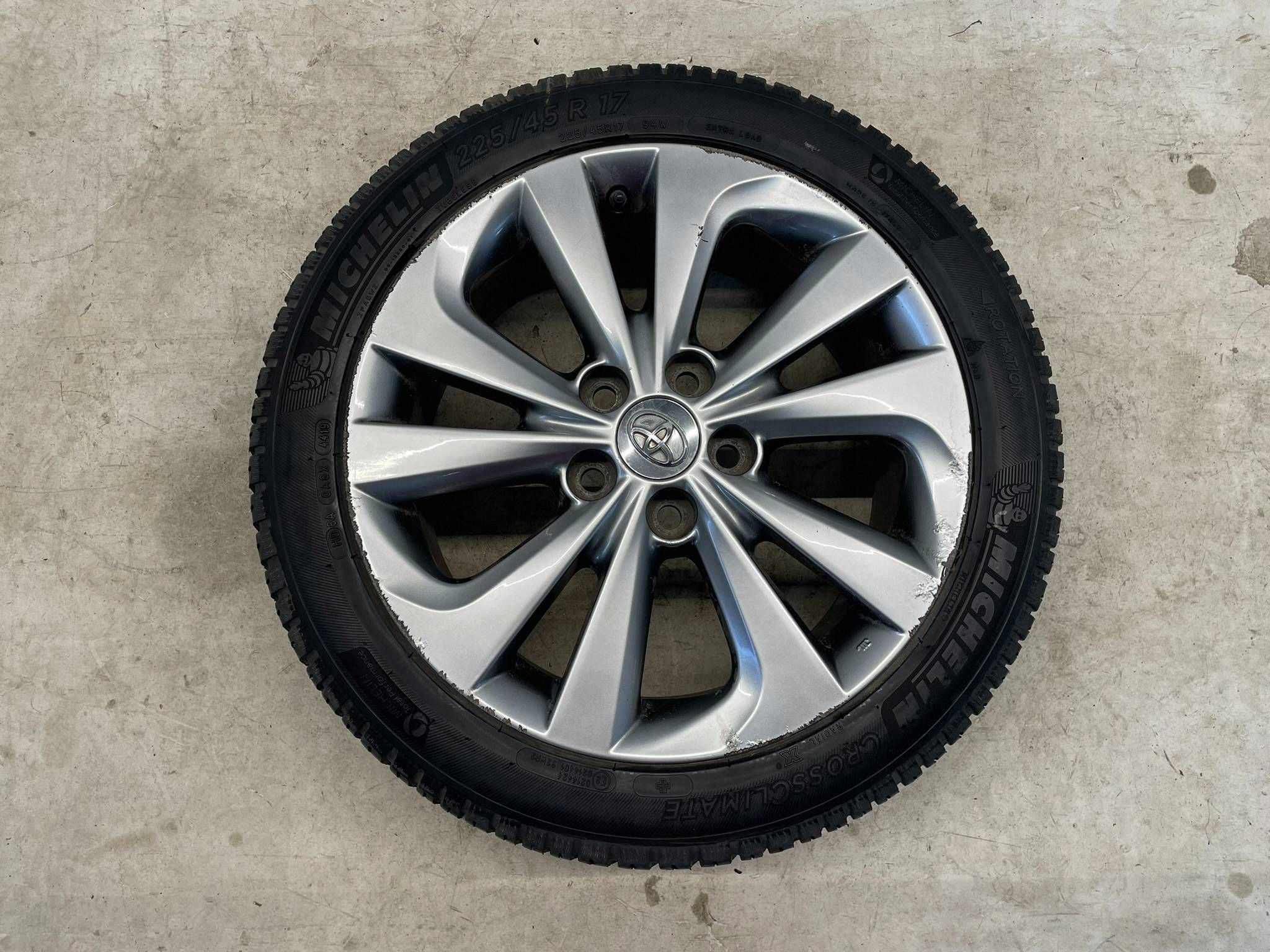 allegro-22896c7ef9a4f1866af84766 AURIS II KOŁO FELGA ALUMINIOWA OPONA CZUJNIK CIŚNIENIA 17 CALI 7J 225/45R17 - obrazek 1