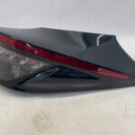 YARIS CROSS LAMPA TYLNA PRAWA PRAWY TYŁ KOMPLETNA RYSA LED