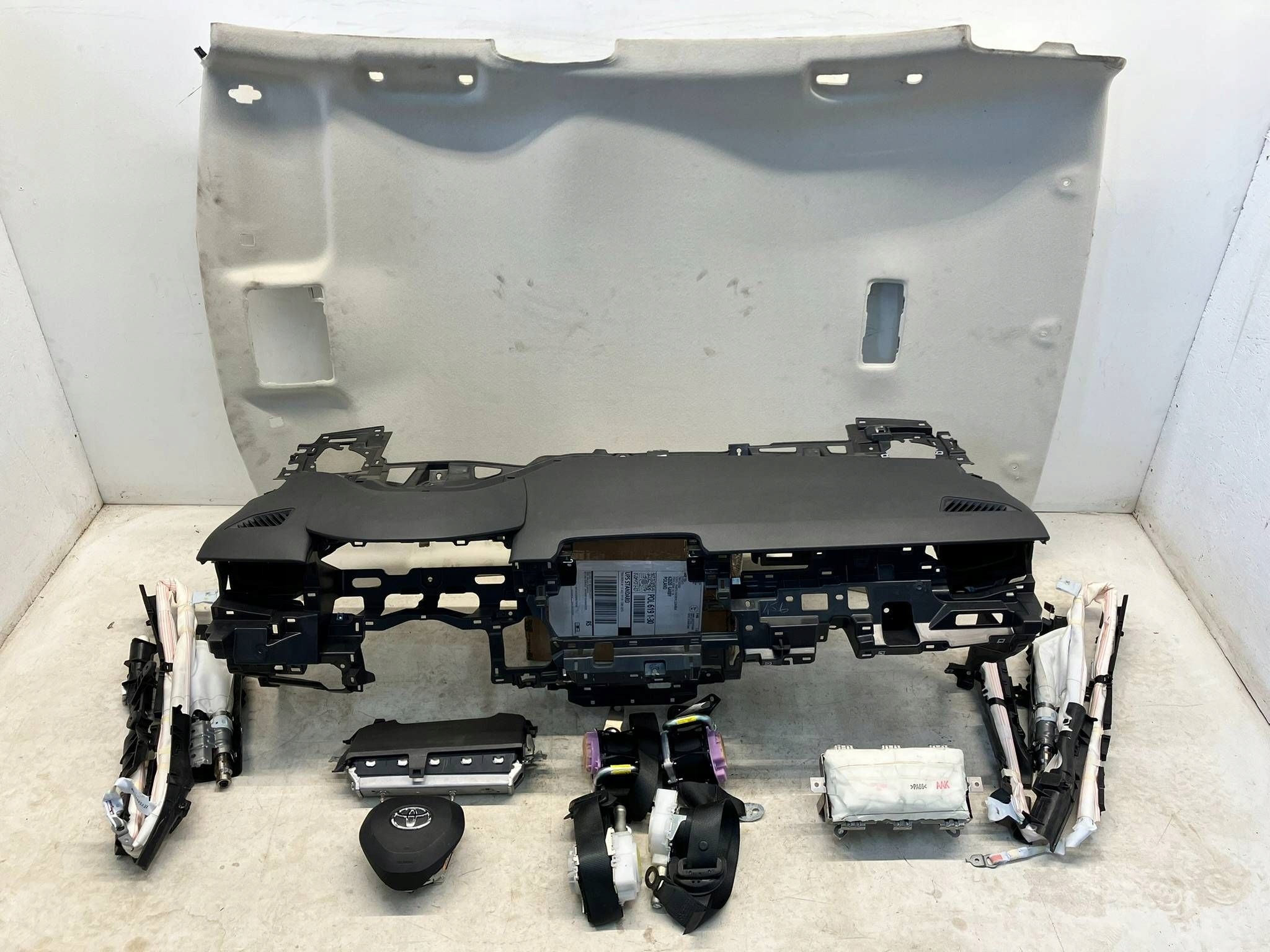 allegro-2a735e04716e97a19c1f73f4 COROLLA E21 SEDAN DESKA KONSOLA AIRBAG PODSUFITKA BEŻ KURTYNY PASY KOMPLET - obrazek 1