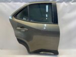 YARIS CROSS DRZWI TYLNE PRAWE PRAWY TYŁ KOMPLETNE Z LISTWĄ 6X1