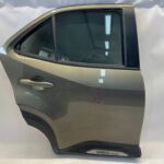YARIS CROSS DRZWI TYLNE PRAWE PRAWY TYŁ KOMPLETNE Z LISTWĄ 6X1