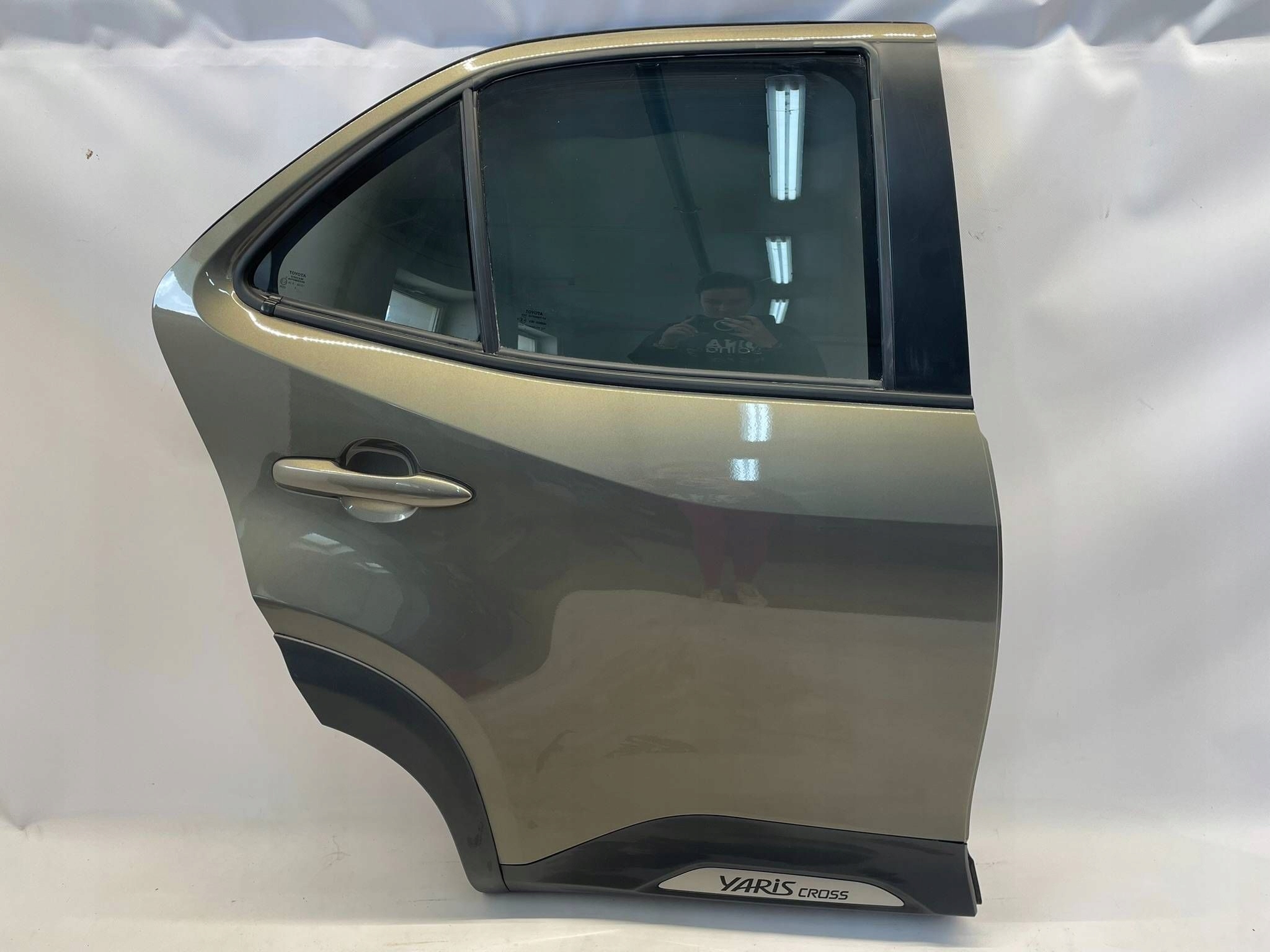 allegro-2d129726e26a969d15d71603 YARIS CROSS DRZWI TYLNE PRAWE PRAWY TYŁ KOMPLETNE Z LISTWĄ 6X1 - obrazek 1