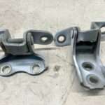 COROLLA E21 ZAWIASY DRZWI PRZEDNICH LEWYCH LEWY PRZÓD KOMPLET 040