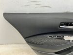 COROLLA E21 LIFT KOMBI BOCZEK TAPICERKA DRZWI TYLNYCH LEWYCH LEWY TYŁ (2) - obrazek 3