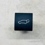 COROLLA CROSS PRZYCISK PRZEŁĄCZNIK OTWIERANIA ELEKRYCZNEJ KLAPY BAGAŻNIKA