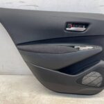COROLLA E21 LIFT KOMBI BOCZEK TAPICERKA DRZWI TYLNYCH LEWY TYŁ MATERIAŁ