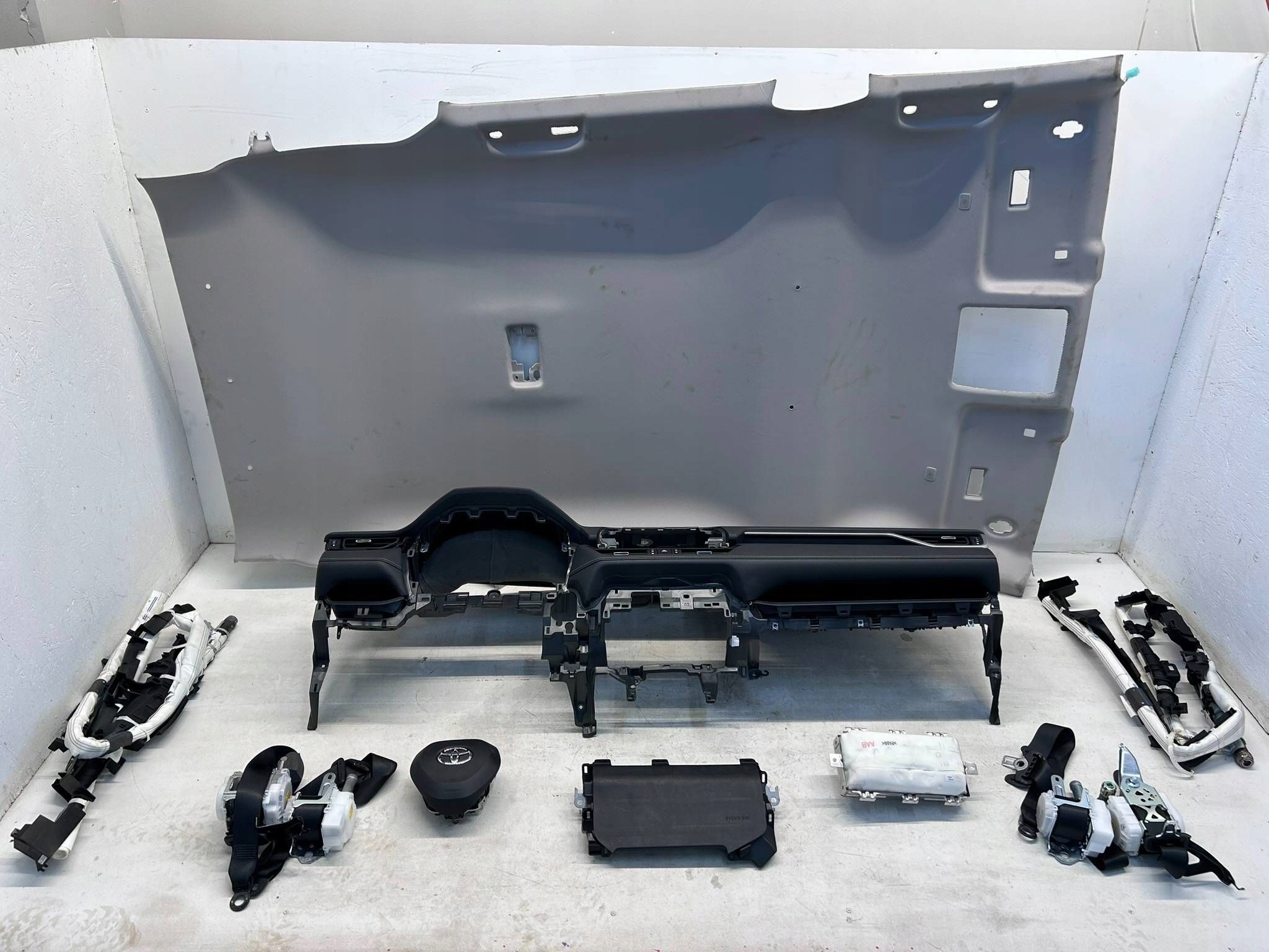 allegro-38d6ee62eba860f427b44628 RAV4 V LIFT DESKA KONSOLA PASY KURYNY AIRBAG PODSUFITKA ZWYKŁY DACH SZARA - obrazek 1