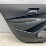 COROLLA E21 LIFT KOMBI BOCZEK TAPICERKA DRZWI TYLNYCH LEWYCH LEWY TYŁ (2)