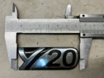 YARIS III LIFT EMBELMAT ZNACZEK LOGO TYLNEGO BŁOTNIKA SŁUPKA Y20 - obrazek 2