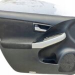 PRIUS III LIFT BOCZEK TAPICERKA DRZWI PRZEDNICH LEWY PRZÓD JBL