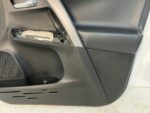 RAV4 IV BOCZEK TAPICERKA DRZWI PRZEDNICH PRAWY PRZÓD CZARNY SKÓRA - obrazek 3