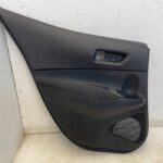 COROLLA E21 HATCHBACK BOCZEK TAPICERKA DRZWI TYLNYCH LEWY TYŁ MATERIAŁ RYSY
