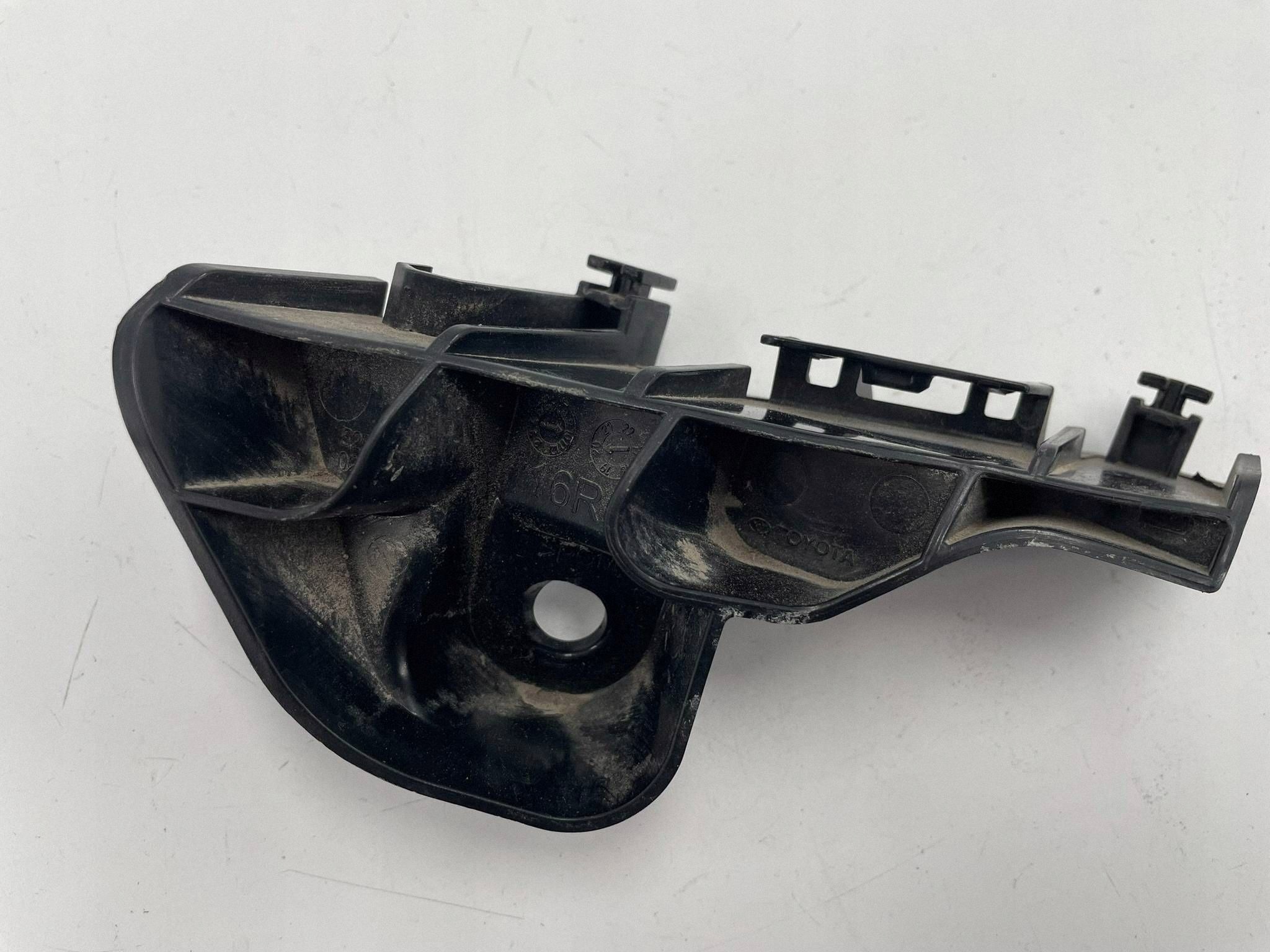 allegro-72d885d2b8833f890fa99ac2 COROLLA E21 HATCHBACK ŚLIZG POD LAMPĘ MOCOWANIE ZDERZAKA TYLNEGO TYŁ PRAWY - obrazek 1