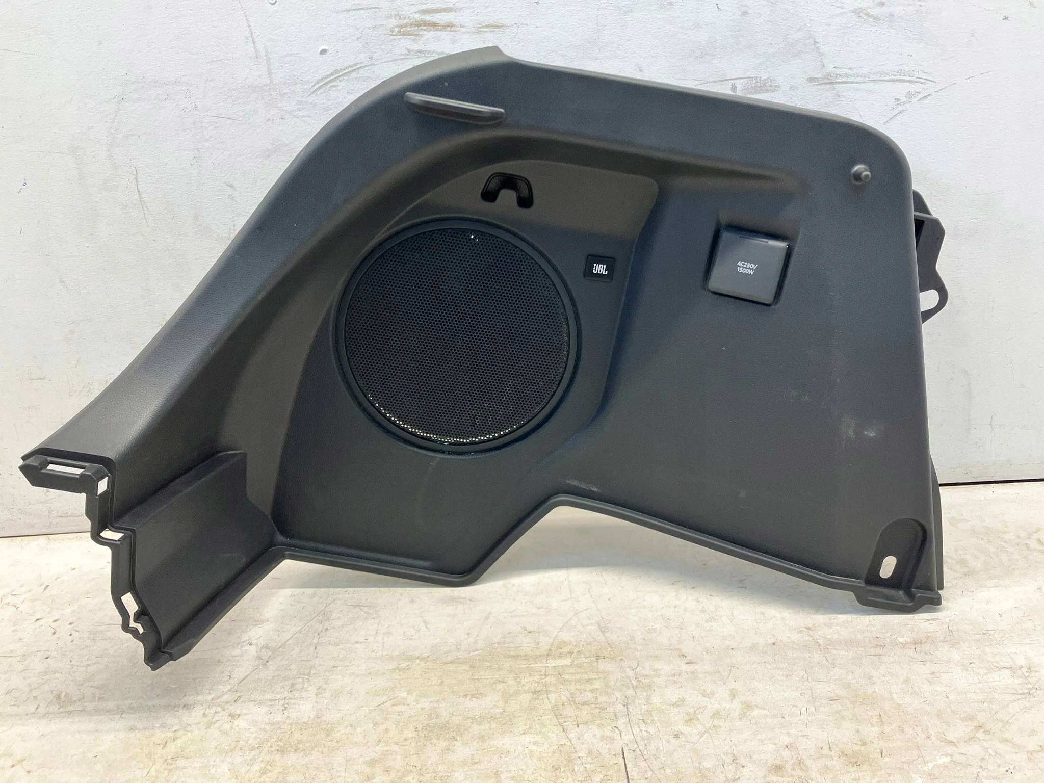 allegro-736023201f7245386266d039 CHR C-HR II BOCZEK TAPICERKA BAGAŻNIKA LEWA LEWY TYŁ JBL 64740-F4200 DZIURA - obrazek 1