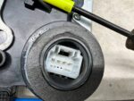 COROLLA E21 HATCHBACK ZAMEK DRZWI TYLNYCH LEWYCH LEWY TYŁ U4 8 PIN - obrazek 4