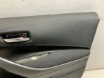 COROLLA E21 BOCZEK TAPICERKA DRZWI PREDNICH PRAWY PRZÓD MATERIAŁOWY RYSY - obrazek 4