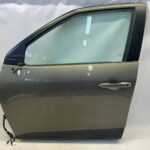 YARIS CROSS DRZWI PRZEDNIE LEWE LEWY PRZÓD KOMPLETNE Z LISTWĄ KLG 6X1 RYSA
