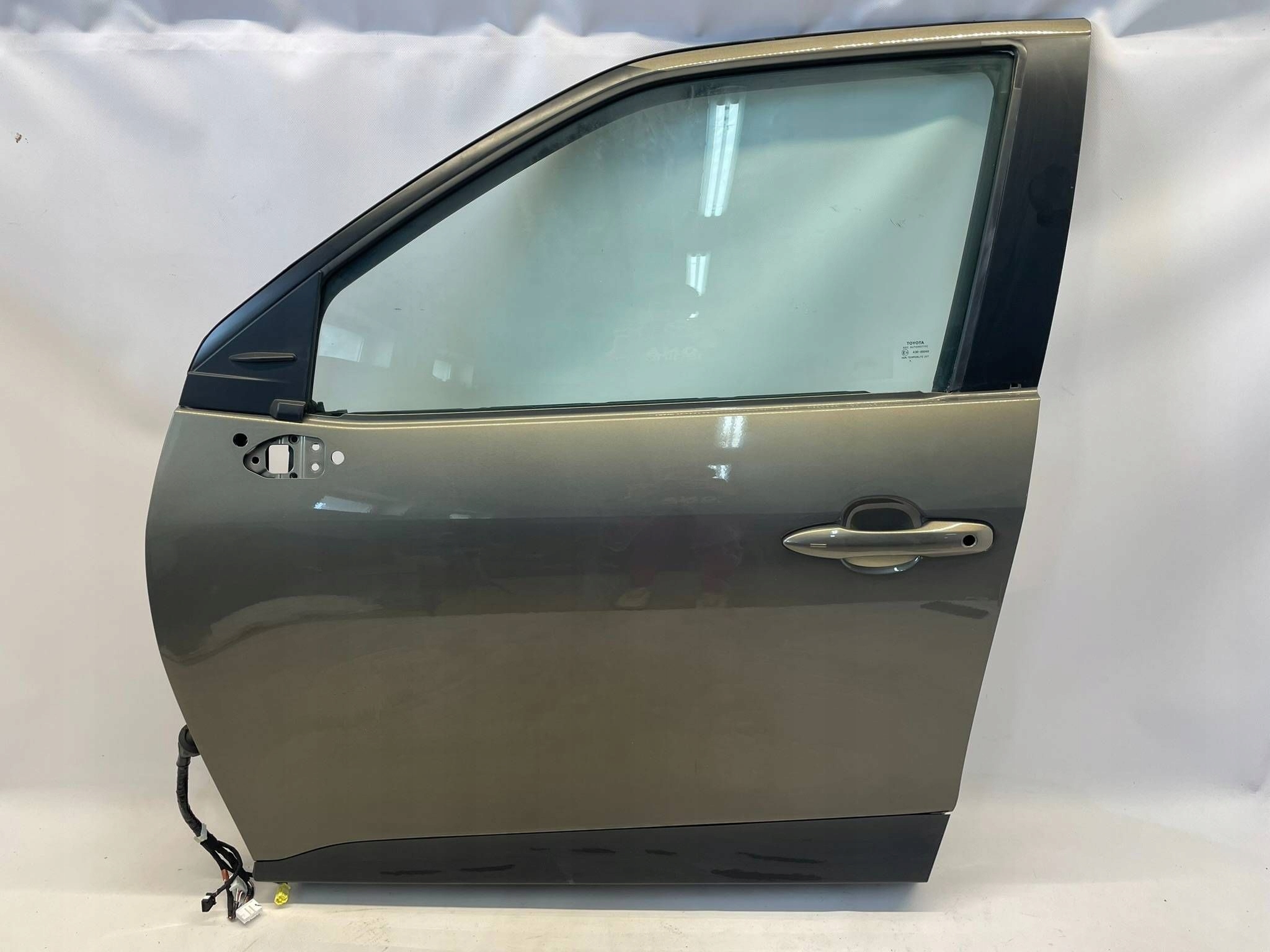 allegro-78538cf38f72eca1a27fab54 YARIS CROSS DRZWI PRZEDNIE LEWE LEWY PRZÓD KOMPLETNE Z LISTWĄ KLG 6X1 RYSA - obrazek 1