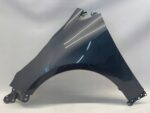 COROLLA E21 KOMBI HATCHBACK BŁOTNIK PRZEDNI LEWY PRZÓD 1G3 RYSA 53802-02270