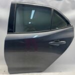COROLLA E21 HATCHBACK DRZWI TYLNE LEWE LEWY TYŁ KOMPLETNE (1G3) HB