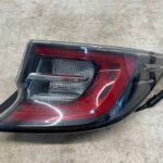 COROLLA E21 HATCHBACK LAMPA TYLNA PRAWA PRAWY TYŁ KOMPLETNA Z ZAŚLEPKĄ