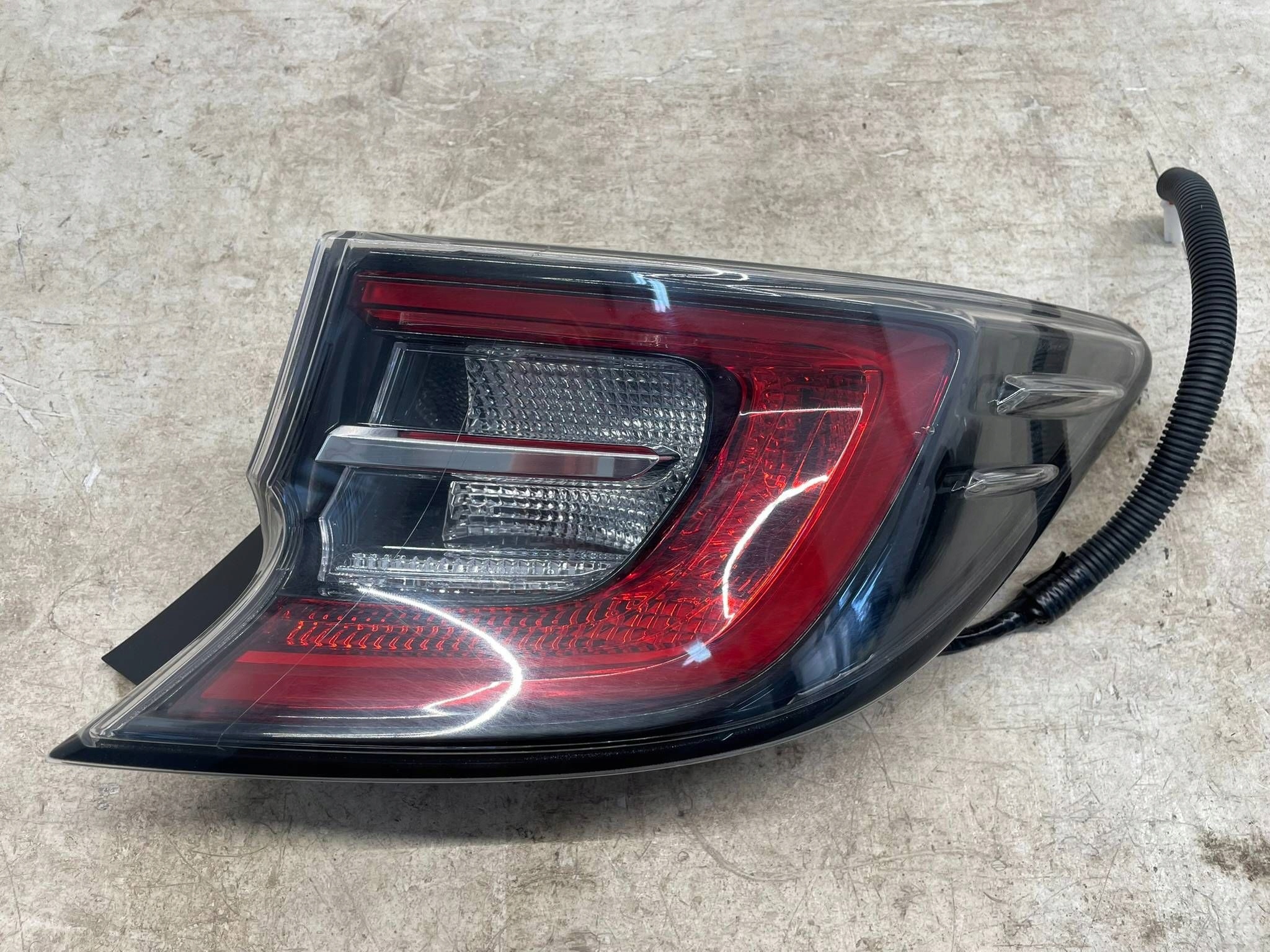 allegro-80d04bd7fe5b3a0e10361282 COROLLA E21 HATCHBACK LAMPA TYLNA PRAWA PRAWY TYŁ KOMPLETNA Z ZAŚLEPKĄ - obrazek 1