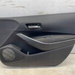 COROLLA E21 LIFT BOCZEK TAPICERKA DRZWI PRZEDNICH PRAWY PRZÓD MATERIAŁ