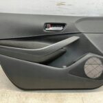 COROLLA E21 LIFT BOCZEK TAPICERKA DRZWI PRZEDNICH LEWYCH LEWY PRZÓD (1)