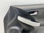 PRIUS III LIFT BOCZEK TAPICERKA DRZWI PRZEDNICH PRAWY PRZÓD BEZ JBL - obrazek 2