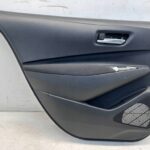 COROLLA E21 SEDAN BOCZEK TAPICERKA DRZWI TYLNYCH LEWY TYŁ MATERIAŁ RYSY