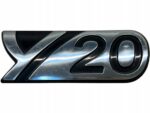 YARIS III LIFT EMBELMAT ZNACZEK LOGO TYLNEGO BŁOTNIKA SŁUPKA Y20