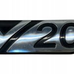 YARIS III LIFT EMBELMAT ZNACZEK LOGO TYLNEGO BŁOTNIKA SŁUPKA Y20