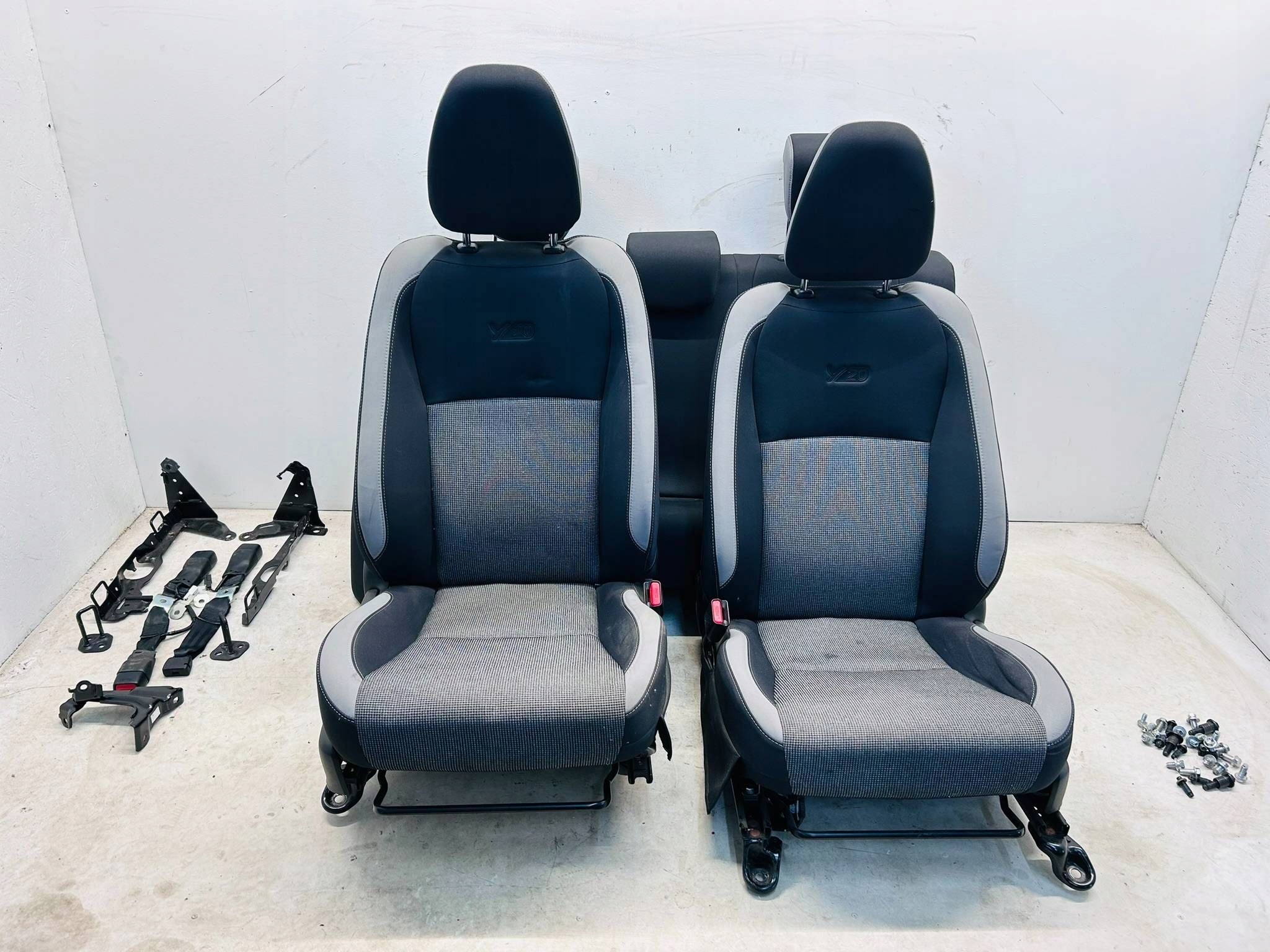 allegro-977295143679fb3bd02d137e YARIS III LIFT BENZYNA D4D KOMPLET FOTELI GRZANYCH KANAPA MOCOWANIA Y20 - obrazek 1