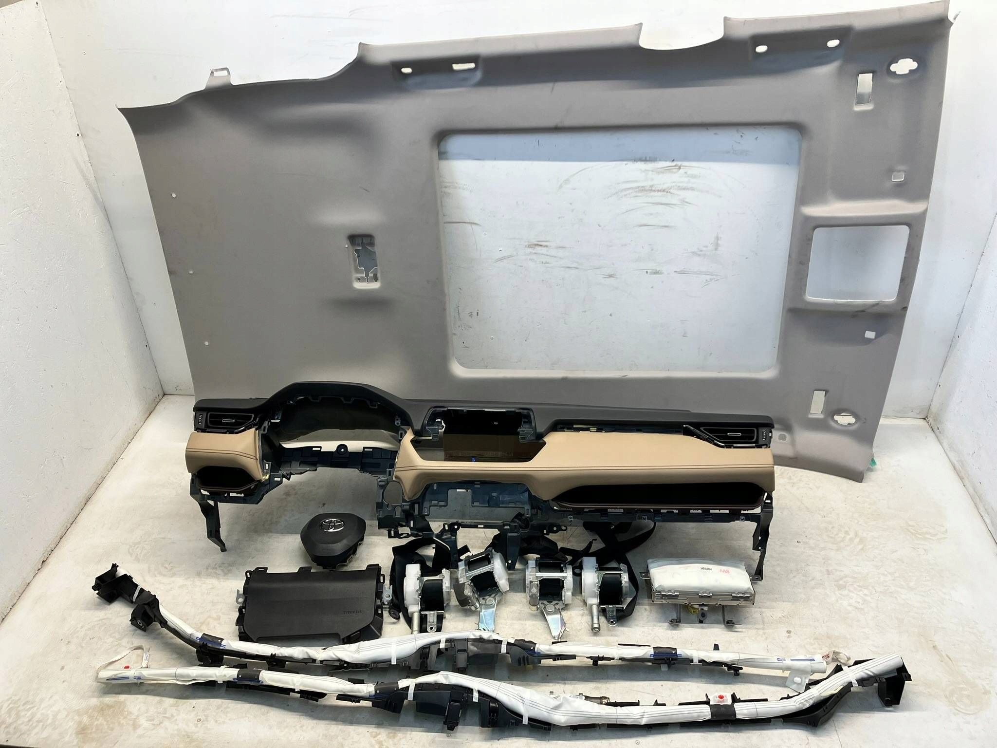 allegro-a0e79a8d5f4015cce300df5b RAV4 V DESKA KONSOLA PASY KURYNY AIRBAG PODSUFITKA PANORAMA BEŻOWA DESKA - obrazek 1