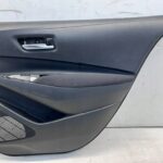 COROLLA E21 SEDAN BOCZEK TAPICERKA DRZWI TYLNYCH PRAWY TYŁ MATERIAŁ RYSY