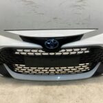 COROLLA E21 LIFT ZDERZAK PRZEDNI PRZÓD GRILL KOMPLETNY 040 BEZ PDC RYSY