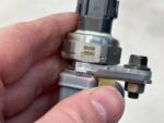 COROLLA E21 LIFT CROSS 2.0 HYBRYDA LISTWA WTRYSKOWA CZUJNIK 89458-33042 - obrazek 5
