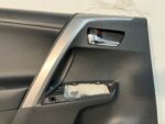 RAV4 IV BOCZEK TAPICERKA DRZWI TYLNYCH LEWY TYŁ CZARNY SKÓRA - obrazek 4