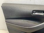COROLLA E21 BOCZEK TAPICERKA DRZWI PRZEDNICH LEWY PRZÓD MATERIAŁ - obrazek 2