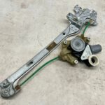 COROLLA E21 ELEKTRYCZNY PODNOŚNIK SZYBY DRZWI TYLNYCH LEWY TYŁ 85701-02090