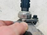 YARIS IV CROSS MAZDA 2 1.5 HYBRYDA LISTWA WTRYSKOWA CZUJNIK 89458-33041 - obrazek 4