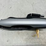 COROLLA E21 KLAMKA ZEWNĘTRZNA DRZWI TYLNYCH LEWY TYŁ 1F7
