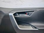 RAV4 V BOCZEK TAPICERKA DRZWI PRZEDNICH PRAWY PRZÓD SKÓRA BIAŁA NIĆ - obrazek 4